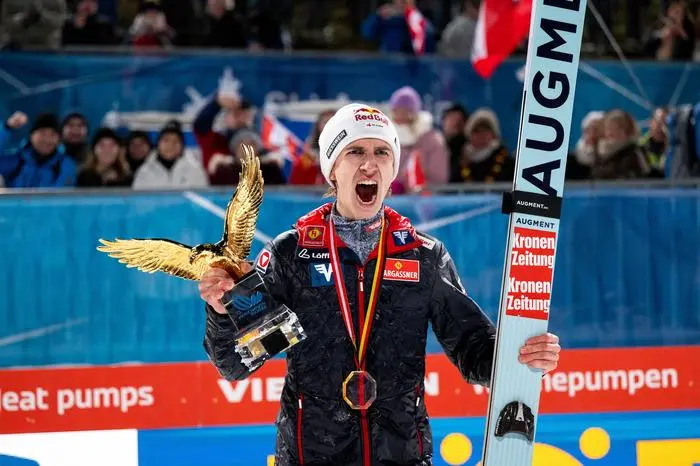 TSCHOFENIG Daniel Oesterreich jubelt mit dem Pokal des Goldenen Adler ueber den Sieg bei der Vierschanzentournee, AUT, FIS Viessmann Skisprung Weltcup, Vierschanzentournee Dreikoenigsspringen Bischofshofen, Wettkampf Einzelspringen, Saison 2024/2025, 06.01.2025 AUT, FIS Viessmann Skisprung Weltcup, Vierschanzentournee Dreikoenigsspringen Bischofshofen, Wettkampf Einzelspringen, Saison 2024/2025, 06.01.2025 Bischofshofen *** TSCHOFENIG Daniel Oesterreich celebrates victory at the Four Hills Tournament with the Golden Eagle trophy, AUT, FIS Viessmann Ski Jumping World Cup, Four Hills Tournament Three Kings Jumping Bischofshofen, Individual ski jumping competition, 2024 2025 season, 06 01 2025 AUT, FIS Viessmann Ski Jumping World Cup, Four Hills Tournament Three Kings Jumping Bischofshofen, Individual ski jumping competition, 2024 2025 season, 06 01 2025 Bischofshofen Copyright: xEibner-Pressefoto/Memmlerx EP_MMR
