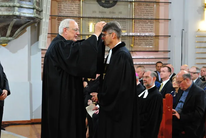 Bischof Michael Bünker führte den neuen steirischen Superintendenten Wolfgang Rehner ins Amt ein.