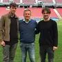 Herbert Paul (l.) mit Sportdirektor Matthias Imhof und Simon Straudi (r.)