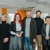 Von links nach rechts: Sabine Bodner (OKZ), Cornelia Hagele, Bürgermeister Franz Schneider, Thomas Niederwieser (Lebenshilfe Regionalleitung Osttirol) und Elisabeth Bachler (Verein Lebenshilfe in Osttirol)
