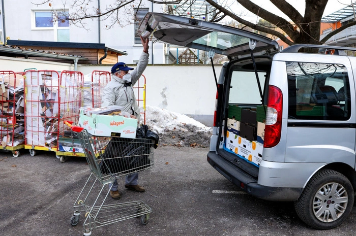 Viereinhalb Stunden dauern seine Fahrten, wenn er die Lebensmittel abholt