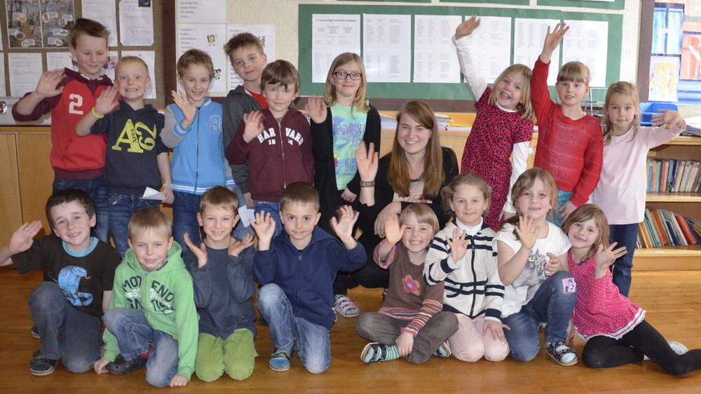 Birgit Pierer mit Kindern der Volksschule Fladnitz