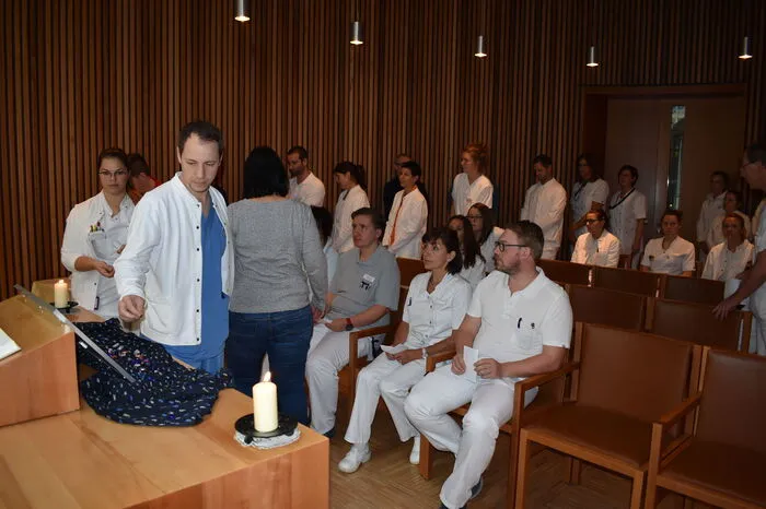 Jeder der Belegschaft legte kleine Steinchen vor das Bild von Hossein K.