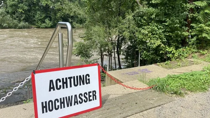 Der Pegelstand der Mur ging in Graz am Sonntag wieder leicht zurück. Gegen 12.45 Uhr wurden bei der Messstelle Keplerbrücke ein Wasserstand von 485 Zentimetern angezeigt.