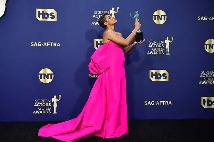 Schauspielerin Ariana DeBose hält die Statue in der Hand, die sich für ihre Rolle in "West Side Story" verdient hat.