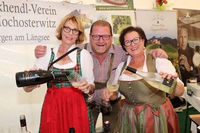 Auch der dazu passende Hendlwein wurde von den Gästen, die aus ganz Kärnten angereist kamen, einer genauen Verkostung unterzogen. 