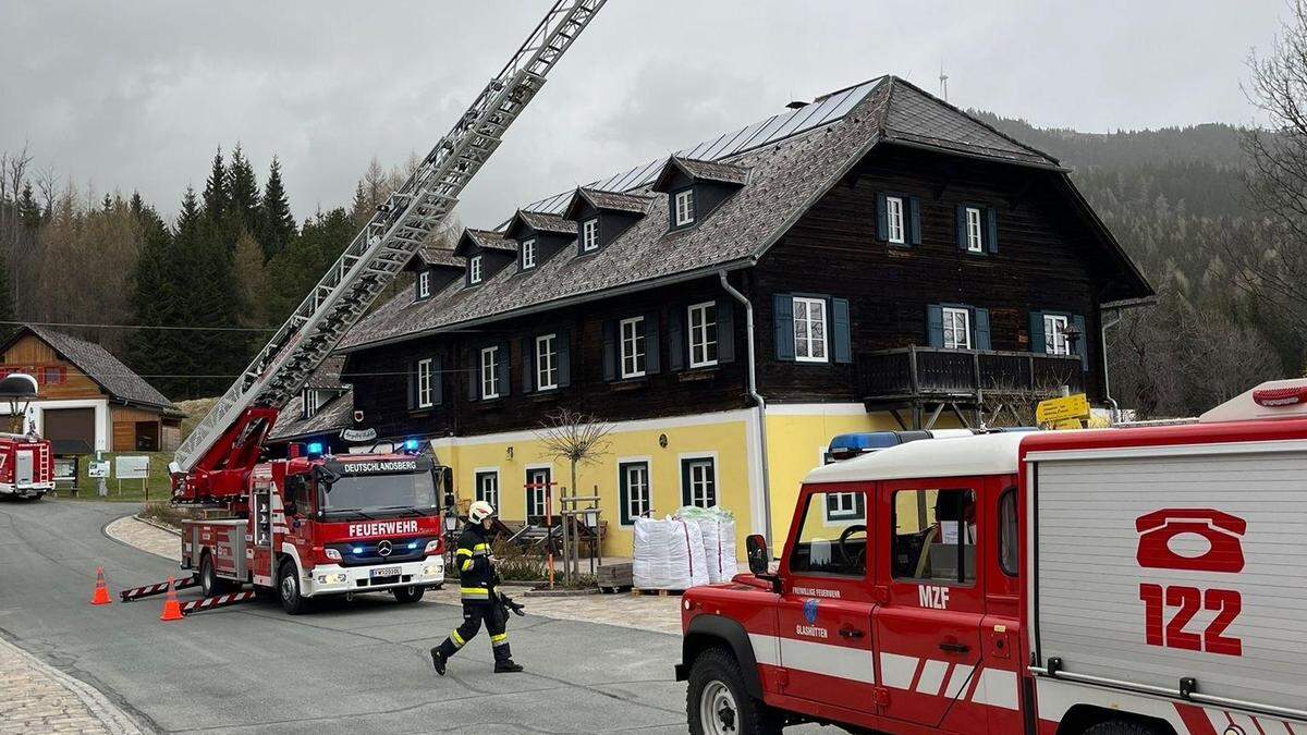 Im Ortsteil Glashütten deckte der Sturm ein Dach teilweise ab