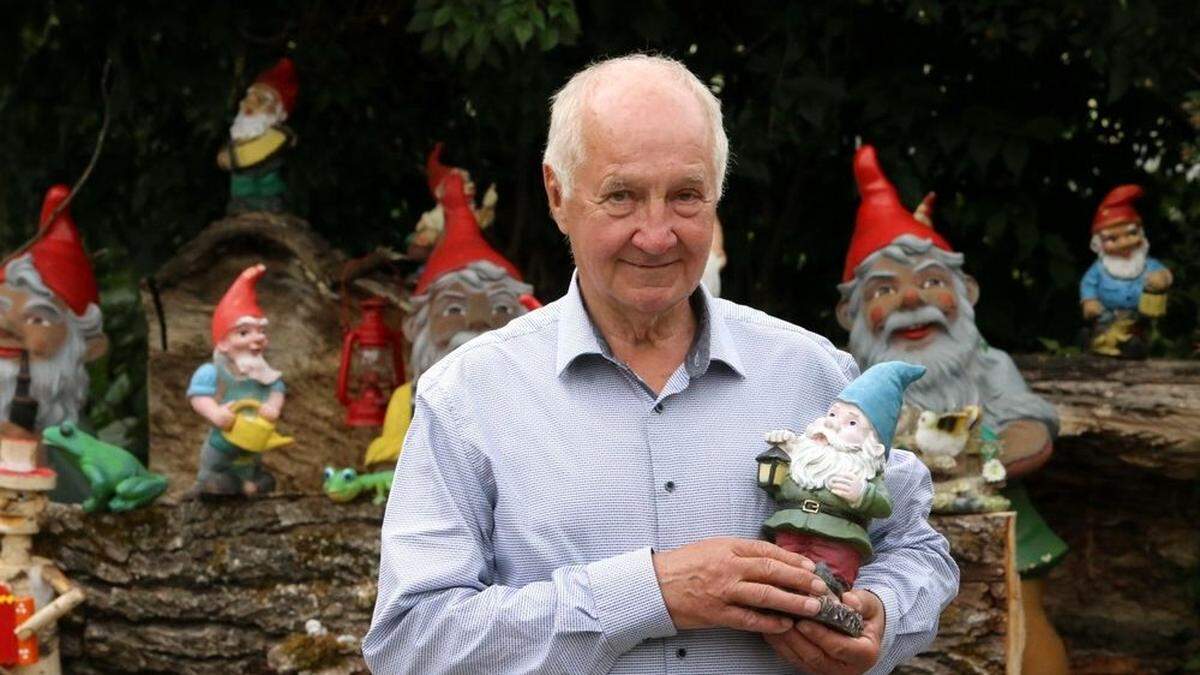 Herbert Raimund Höfferer hegt seine Zwerge im Garten