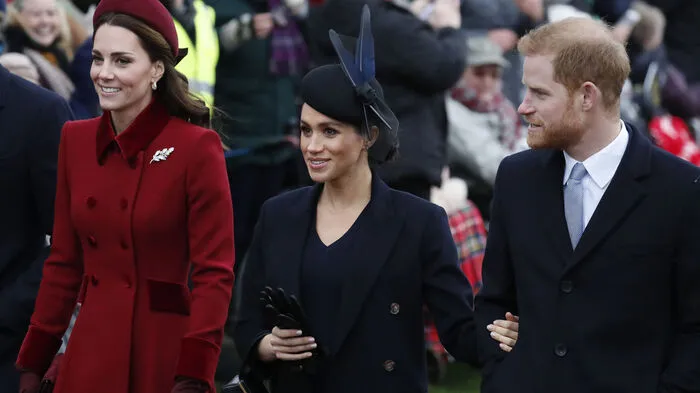 Beim traditionellen Weihnachtsgottesdienst der Royals im englischen Sandringham am Dienstag marschierten die Paare Prinz William &amp; Kate sowie Prinz Harry &amp; Meghan einträchtig nebeneinander.