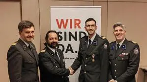 Vier Männer in Uniform lachen in die Kamera