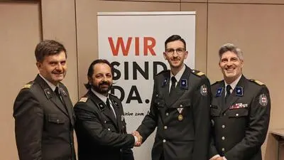 Vier Männer in Uniform lachen in die Kamera