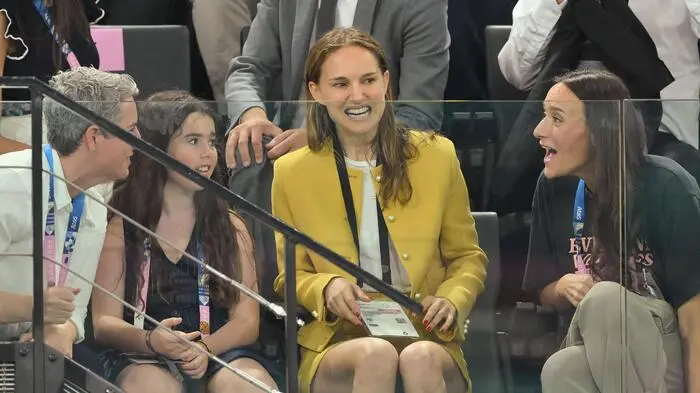 Natalie Portman und Tochter Amalia scherzten auf der Tribüne