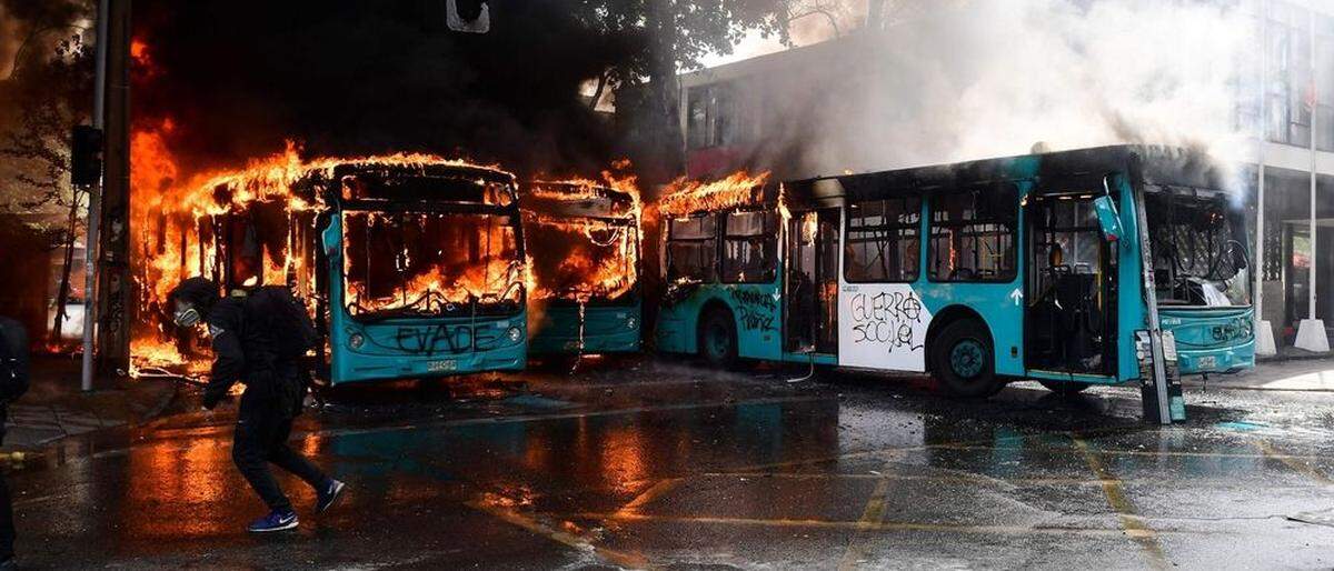 Santiago im Herbst 2019: Die Busse brennen und der Volkszorn lodert. Aber nicht nur in Chile, in vielen Ländern Lateinamerikas ist die Lage prekär