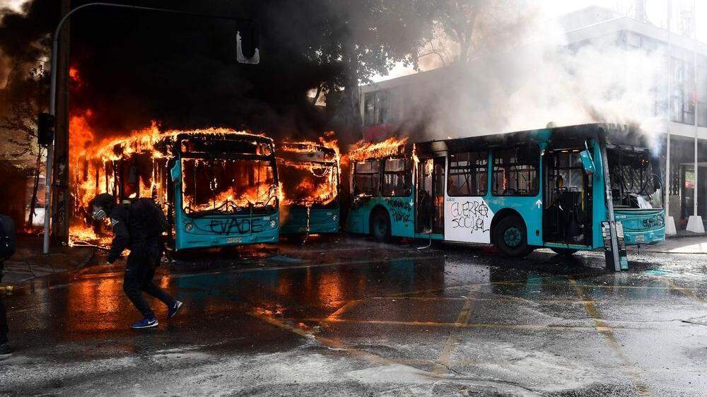 Santiago im Herbst 2019: Die Busse brennen und der Volkszorn lodert. Aber nicht nur in Chile, in vielen Ländern Lateinamerikas ist die Lage prekär
