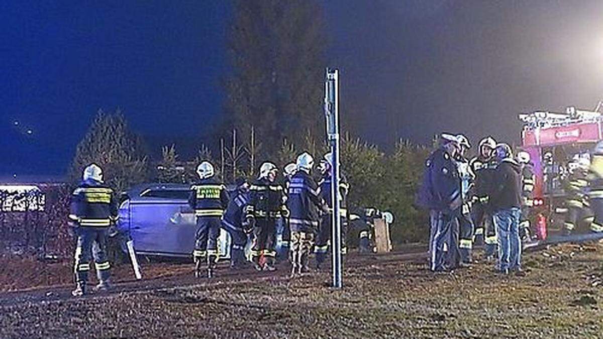 Feuerwehrleute befreiten den Lenker aus dem Wrack