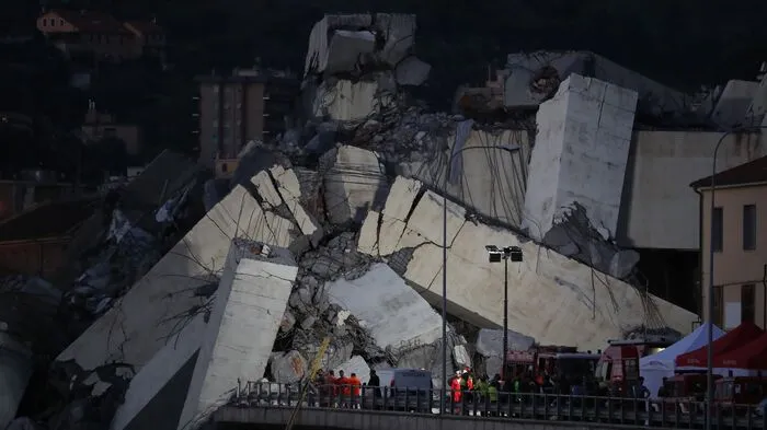 Nach dem verheerenden Einsturz einer Autobahnbrücke im norditalienischen Genua haben die Rettungskräfte in der Nacht auf Mittwoch unter den Trümmern weiter nach Überlebenden gesucht.