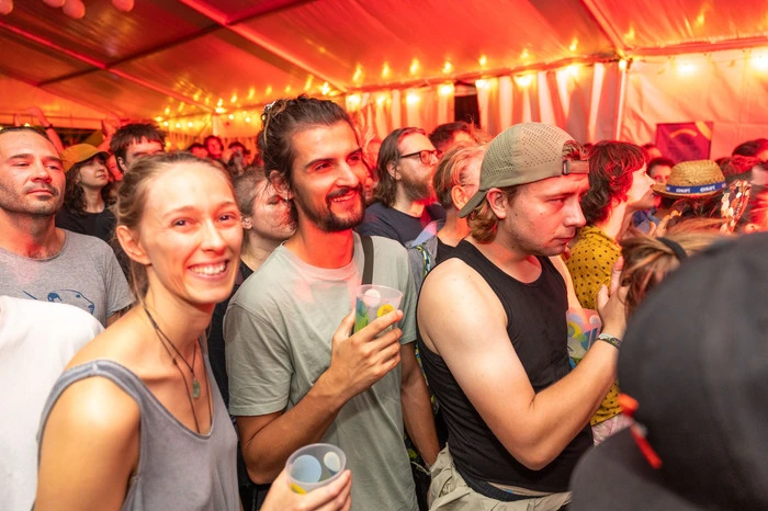 Mit Spannung wurde der Auftritt von Voodoo Jürgens erwartet. Hunderte Fans harrten vor der Hauptbühne aus, doch der um 23.15 Uhr einsetzende Regen ließ viele das Festival vorzeitig verlassen.

Das Fuzzstock Bergfestival läuft noch bis Sonntag, 30. August, bei der Talstation der Petzen.