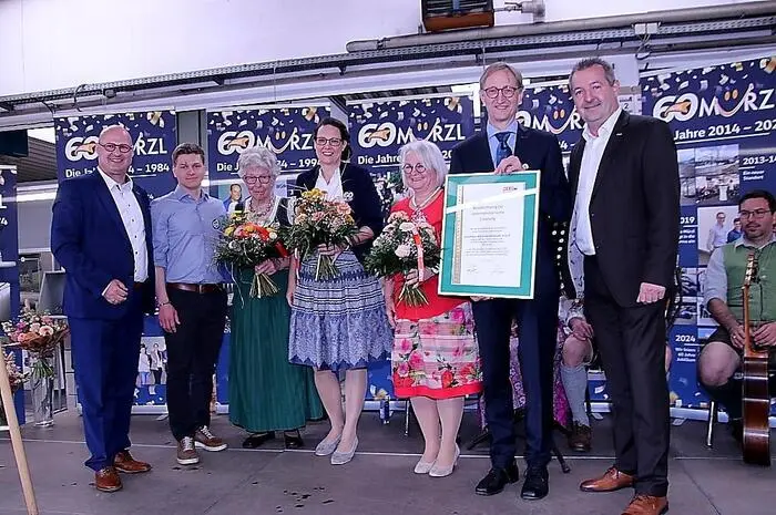 Für die Familie Mürzl gab es eine Dankes-Urkunde der Wirtschaftskammer, zahlreiche Blumensträuße und Geschenke. Beim Festakt wurden die Verdienste und Erfolge des Autohauses Mürzl, insbesondere auch in Zusammenhang mit der Schaffung von Arbeitsplätzen und das familiäre Betriebsklima gewürdigt.