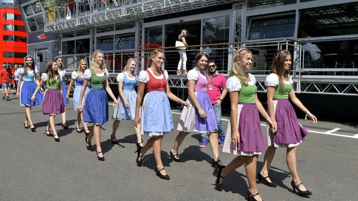 Aufmarsch der Formula Unas in ihren Dirndln