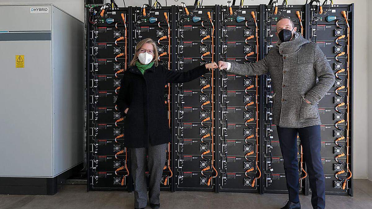 Klimaschutzministerin Leonore Gewessler und Asfinag-Vorstand Hartwig Hufnagl vor dem Batteriespeicher-Kraftwerk