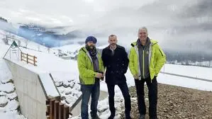 Neben der Geschiebedosiersperre:  Rainer Wolfgang Göschl, der Admonter Bürgermeister Christian Haider (Mitte), Markus Mayerl (re.), Gebietsbauleiter der Lawinen und Wildbachverbauung in Liezen (v. li.)