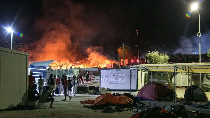 Ein Feuer im Flüchtlingslager "Moria" hat die griechische Insel Lesbos am Montagabend ins Chaos gestürzt.   