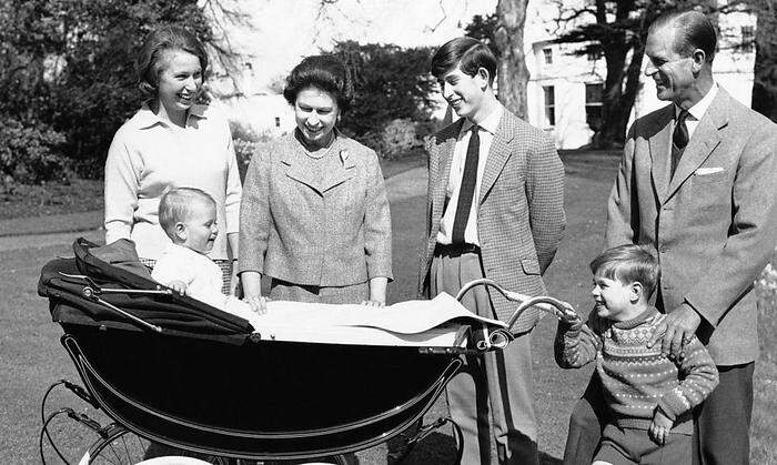 Queen Elizabeth II. mit Prinz Philip und den vier Kindern