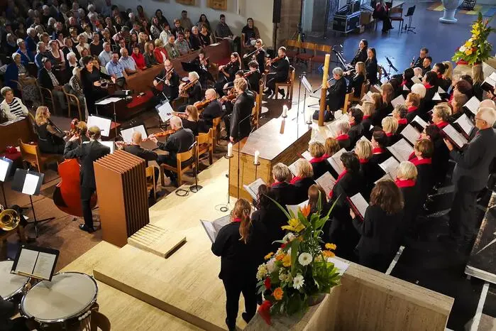 Die Stadtpfarrkirche wurde zum Schauplatz eines bewegenden musikalischen Abends, der durch seine geistliche Tiefe und klangliche Vielfalt beeindruckte.