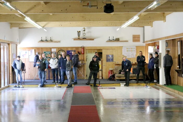 Die „Alten Herren Straßburg“, alles ehemalige Fußballer des Sportvereines (SV) Straßburg, luden zur Großmeisterschaft, einem Eisstockturnier mit Team- und Stinglschießen sowie Zielschussbewerb.