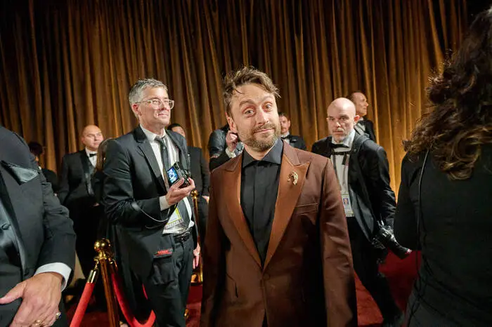 Kieran Culkin wollte eigentlich einen Oscar an den „Besten Nebendarsteller“ überreichen. Der Gewinner, Sean Penn, war jedoch nicht anwesend, somit akzeptierte Culkin den Preis kurzerhand selbst