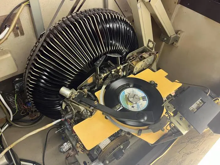 Im Inneren befinden sich 60 Schallplatten-Singles, die je nach Musikwunsch automatisch abgespielt werden