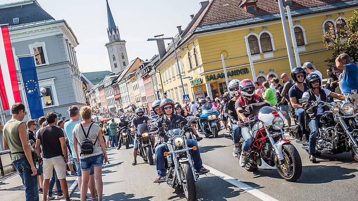 Heuer führt die Parade wie gewohnt über die 10.-Oktober-Straße auf den Hauptplatz 