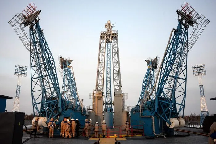 Experten schlossen nicht aus, dass die Raketenoberstufe mit ihrer Ladung wieder auf die Erde gefallen sein könnte. Die Sojus-Rakete war zuvor planmäßig gestartet. 