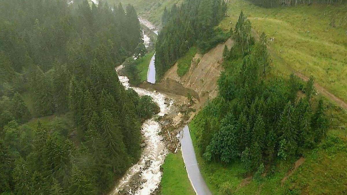 Luftaufnahme der vermurten und tws. weggerissenen Sölkpassbundesstraße