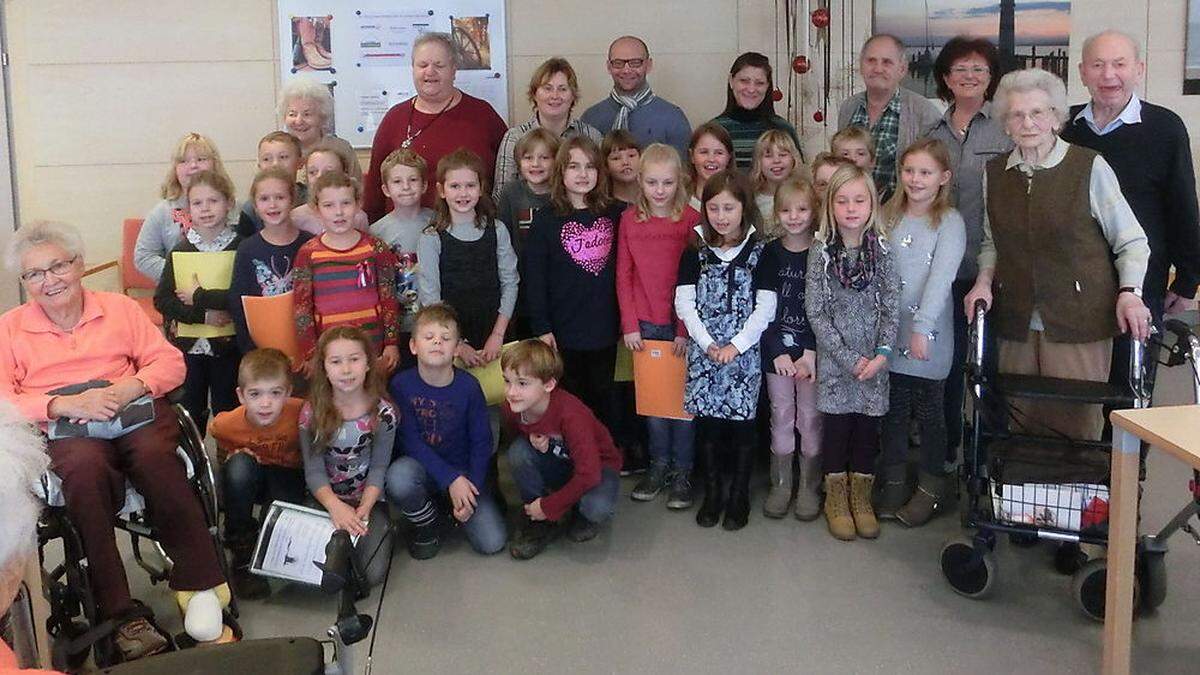 Die Schüler der VS Köflach in der Pflegepension „Nostalgie“ 