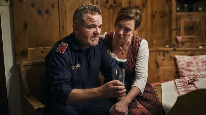 Hauptdarsteller Cornelius Obonya - hier mit Film-Ehefrau Aglaia Szyszkowitz - spielt einen schrulligen Dorfpolizisten mit Hang zu philosophischen Erkenntnissen.