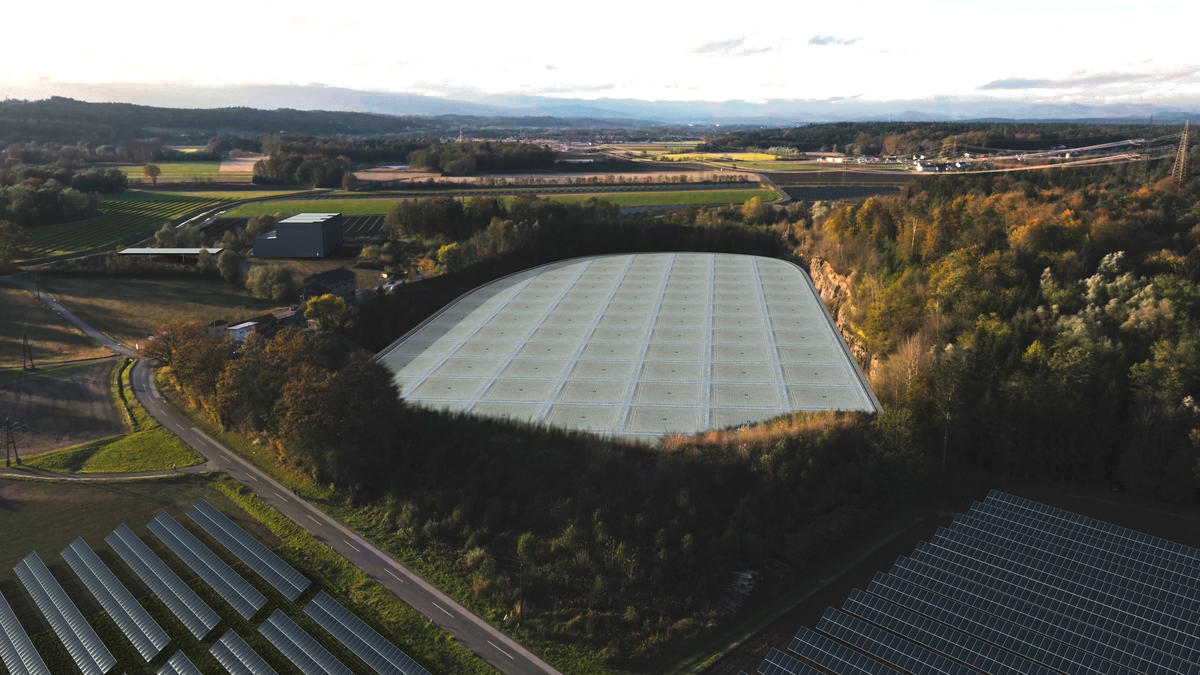 So könnte der „Sonnenspeicher Süd“ aussehen. In der Mitte sieht man den zugedeckten Speichersee, der durch Solarthermie-Kollektoren im Umfeld erhitzt wird