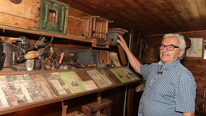 Anton Weiß führt durch sein Bienenmuseum