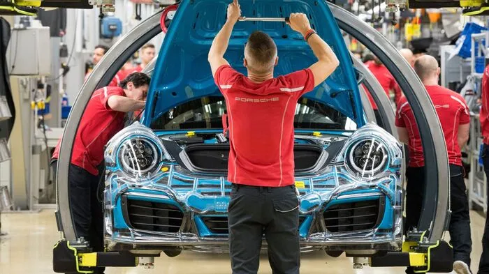 Die Rekorde in der Porsche-Bilanz lassen auch die Prämien für die Mitarbeiter steigen. 9656 Euro gibt es zusätzlich, der Bonus setzt sich so zusammen: 8600 Euro Prämie für besondere Leistung, 700 Euro Sonderbeitrag zur Altersvorsorge und dazu noch 356 Euro Jubiläumszahlung. Porsche feiert heuer "70 Jahre Porsche Sportwagen" - der 356 war das erste Modell.