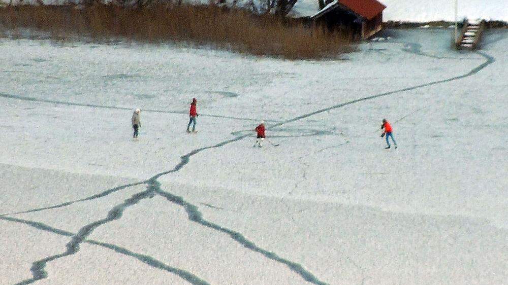 Am Ossiacher See wurden in dieser Woche trotz Verbots Menschen beim Eislaufen gesichtet