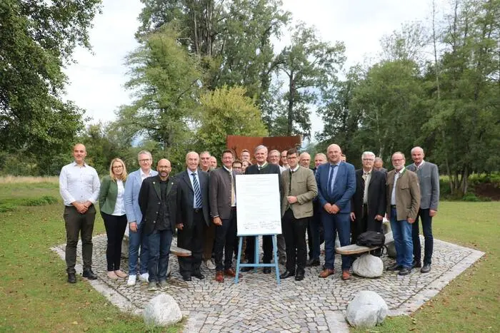 Agrarreferent Martin Gruber und LK-Präsident Siegfried Huber (im Zentrum) unterzeichneten gemeinsam mit Vertretern aus Kärnten, Salzburg, Tirol, Slowenien, Südtirol, Trentino, Friaul-Julisch-Venetien und dem Veneto einen Aktionsplan für ambitioniertes grenzüberschreitendes Wolfsmanagement im Alpenraum