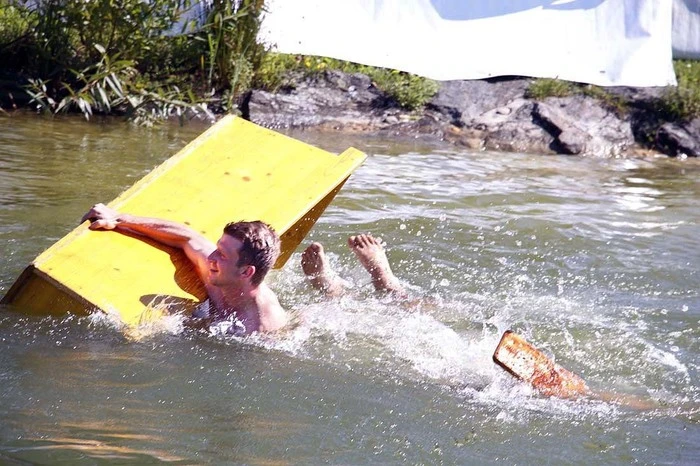 Nicht alle "Boote" erreichten immer das Ziel und versanken zeitweise in den Fluten...