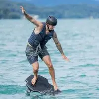 Manuel Feller beim Pump Foiling am Wörthersee