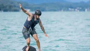 Manuel Feller beim Pump Foiling am Wörthersee
