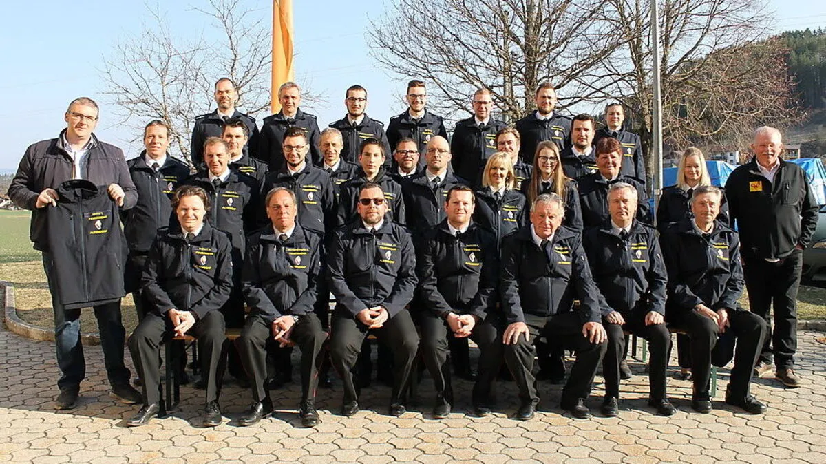 Die Kameradschaft mit Kommandant Hubert Omelko (vorne in der Mitte) mit Andreas (links) und Josef (rechts) Rumpold