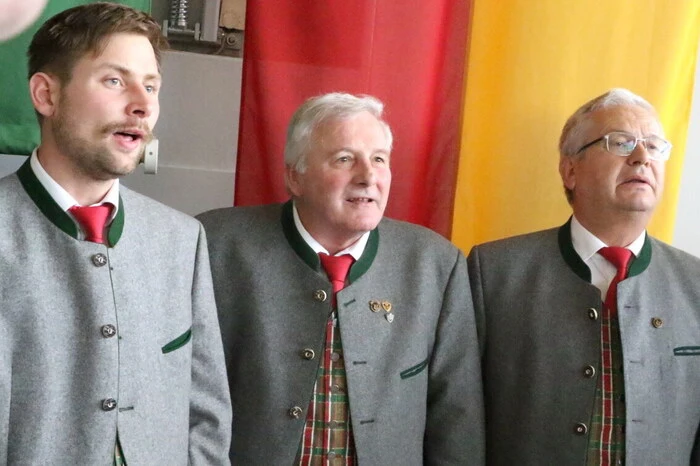 Für die musikalische Umrahmung der Großveranstaltung sorgte die Sängerrunde Tauchendorf unter der Leitung von Robert Gebhard. 