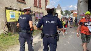 Polizei-Rundgang in der Party-Village