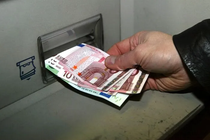 Die häufigste Einkommensform ist das Arbeitseinkommen für Erwerbstätigkeit. Daneben gibt es Einkommen aus Vermögen, z.B. Zinsen, Mieteinnahmen, oder auch Einkommen aus geistigem Eigentum, z.B. aus Patenten und Lizenzen; auch Dividenden aus Aktienvermögen zählen zum Einkommen.