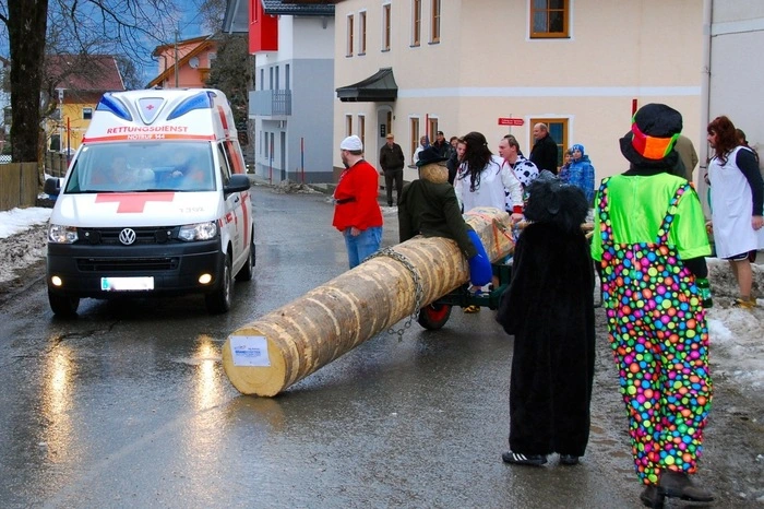 Am Ende wird der Holzbloch versteigert. Dann wird kräftig gefeiert und getanzt, schließlich gibt der Erlös der Versteigerung einiges her.