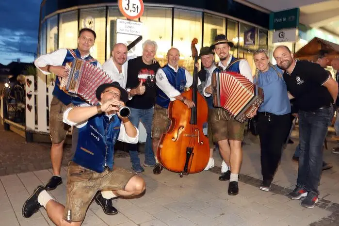 Vor dem „Café Lino Carinthia“ von Thomas Jost und Katrin Happerger sorgte der „Wörthersee Klang“ mit Harald, Stefan und Erwin Golob, Markus Fister, Walter Bergmann und Christian Wernig für Stimmung